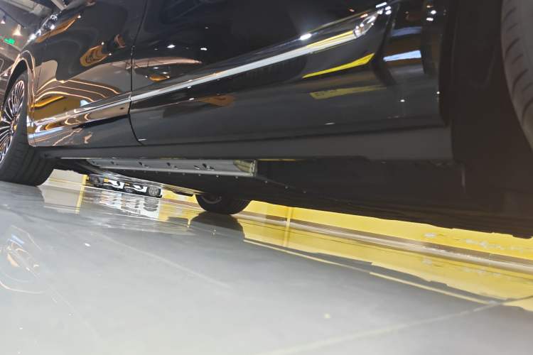 Used Hima AITO M9 2025 Extended-Range Ultra Version 52 kWh 6-Seater Left Side Sill