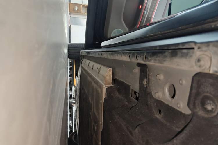 Used Hima AITO M9 2025 Extended-Range Ultra Version 52 kWh 6-Seater Left Side Sill