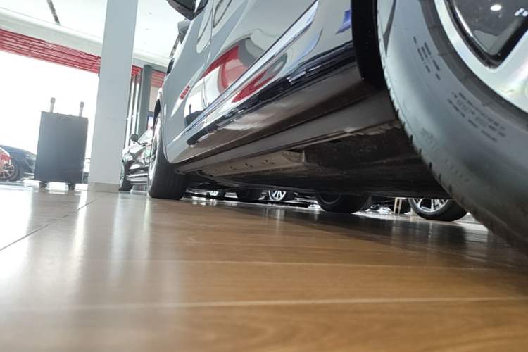 Used Hima AITO M9 2025 Extended-Range Ultra Version 52 kWh 6-Seater Left Side Sill