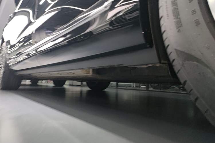 Used Hima AITO M9 2025 Extended-Range Ultra Version 52 kWh 6-Seater Left Side Sill