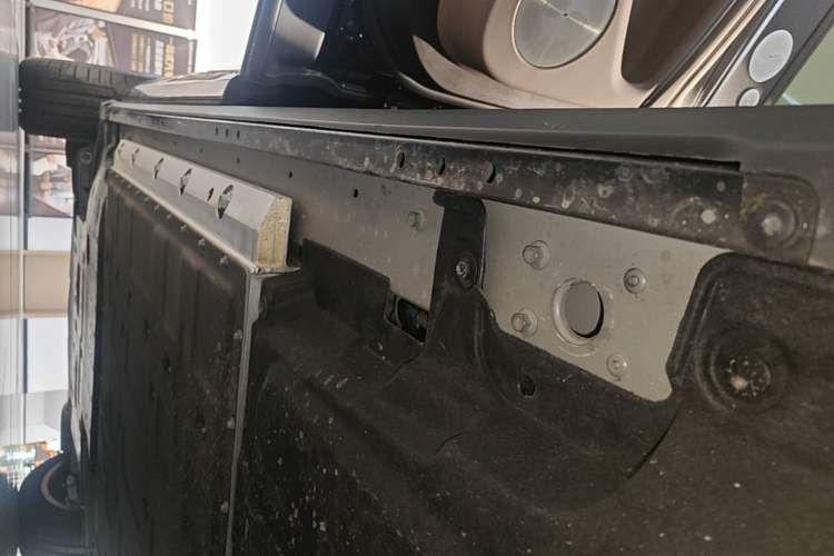 Used Hima AITO M9 2025 Extended-Range Ultra Version 52 kWh 6-Seater Left Side Sill