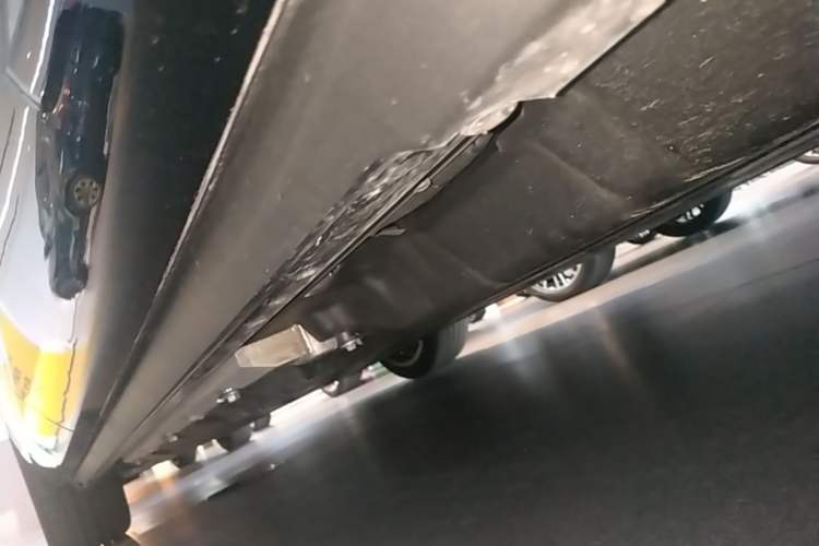 Used Hima AITO M9 2025 Extended-Range Ultra Version 52 kWh 5-Seater Edition Left Side Sill