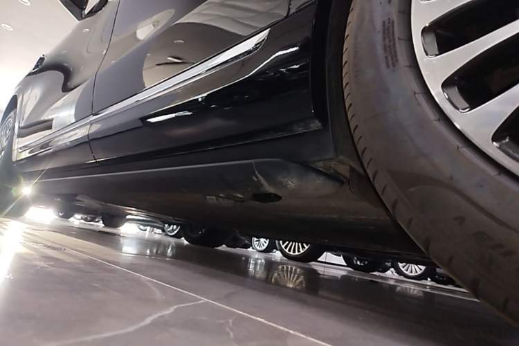 Used Hima AITO M9 2025 Extended-Range Ultra Version 52 kWh 6-Seater Left Side Sill