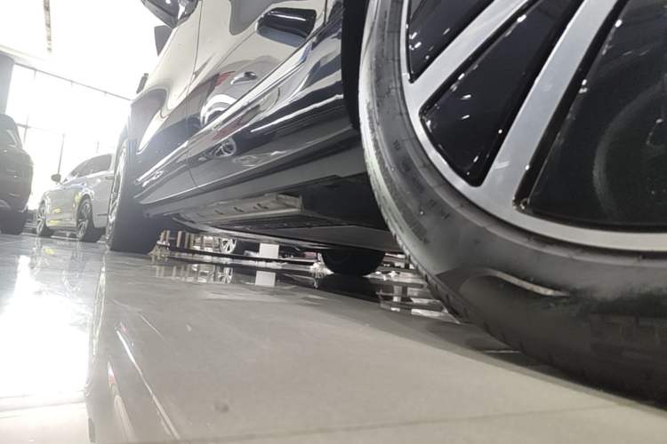 Used Hima AITO M9 2025 Extended-Range Ultra Version 52 kWh 6-Seater Left Side Sill