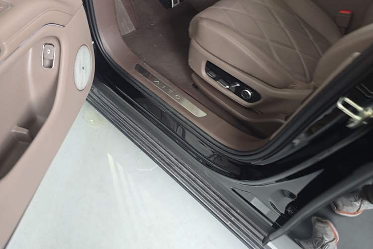 Used Hima AITO M9 2025 Extended-Range Ultra Version 52 kWh 5-Seater Edition Left Side Sill