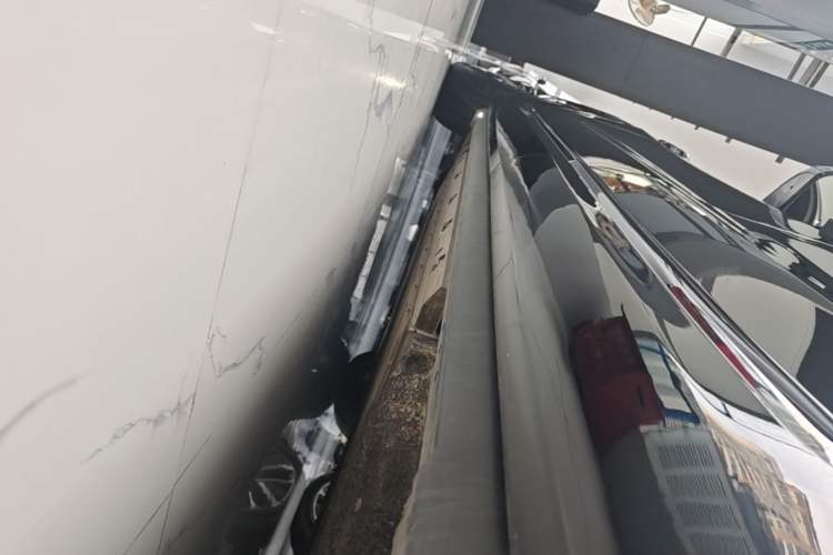 Used Hima AITO M9 2025 Extended-Range Ultra Version 52 kWh 6-Seater Left Side Sill