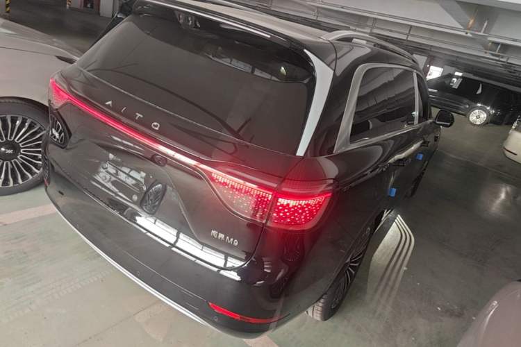 Used Hima AITO M9 2025 Extended-Range Ultra Version 52 kWh 5-Seater Edition Rear Right 45 Deg