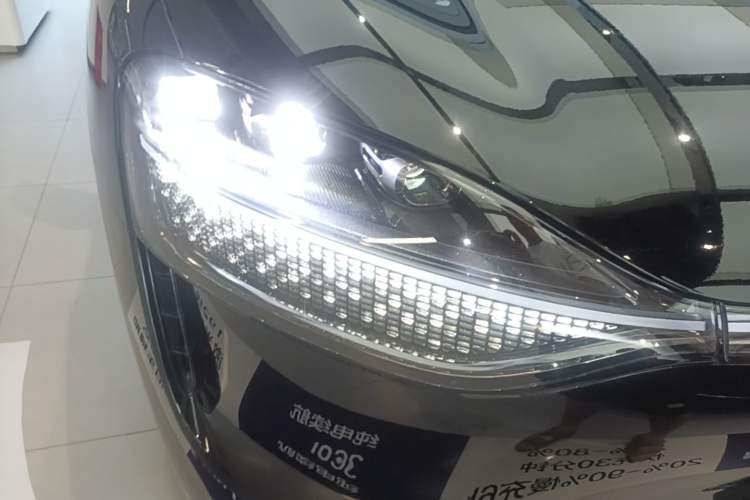 Used Hima AITO M9 2025 Extended-Range Ultra Version 52 kWh 6-Seater Right Front Headlight
