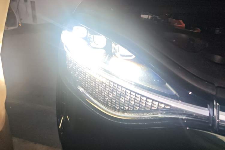 Used Hima AITO M9 2025 Extended-Range Max Version 52 kWh 5-Seater Edition Right Front Headlight