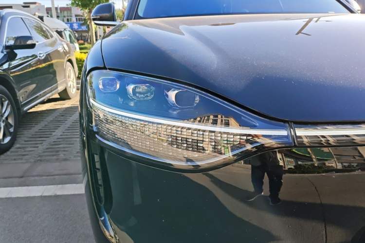 Used Hima AITO M9 2025 Extended-Range Ultra Version 52 kWh 6-Seater Right Front Headlight