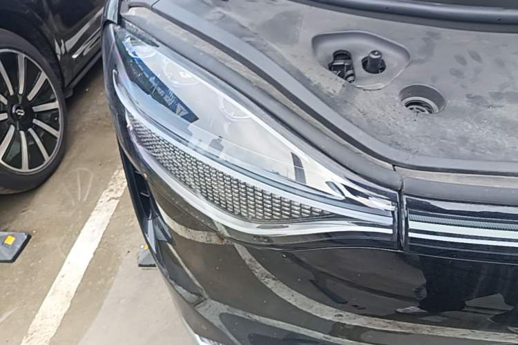 Used Hima AITO M9 2025 Pure Electric Ultra Version 100 kWh 6-Seater Model Right Front Headlight