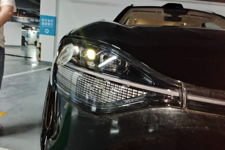 Used Hima AITO M9 2025 Extended-Range Ultra Version 52 kWh 5-Seater Edition Right Front Headlight