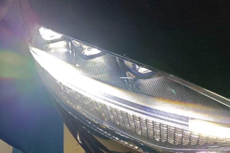 Used Hima AITO M9 2025 Extended-Range Max Version 52 kWh 5-Seater Edition Right Front Headlight