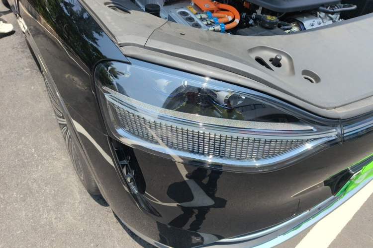 Used Hima AITO M9 2025 Extended-Range Ultra Version 52 kWh 6-Seater Right Front Headlight