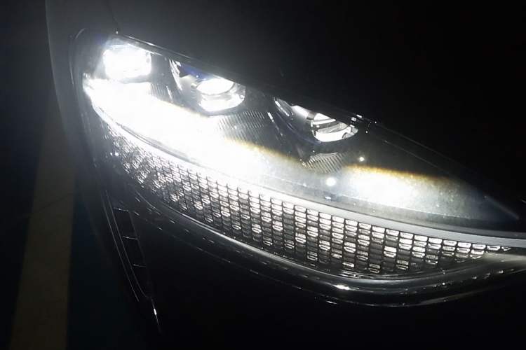 Used Hima AITO M9 2025 Extended-Range Max Version 52 kWh 6-Seater Edition Right Front Headlight