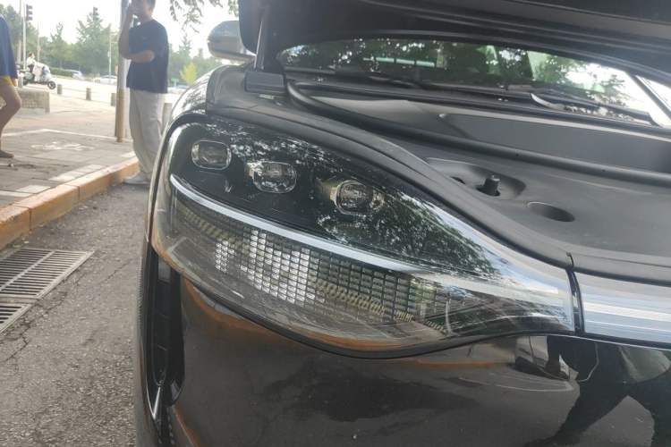 Used Hima AITO M9 2025 Pure Electric Ultra Version 100 kWh 6-Seater Model Right Front Headlight