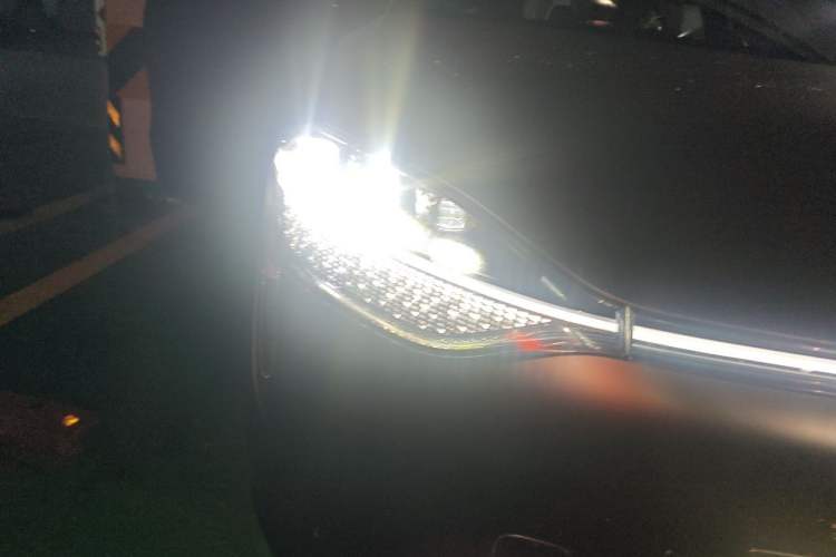 Used Hima AITO M9 2025 Extended-Range Ultra Version 52 kWh 6-Seater Right Front Headlight