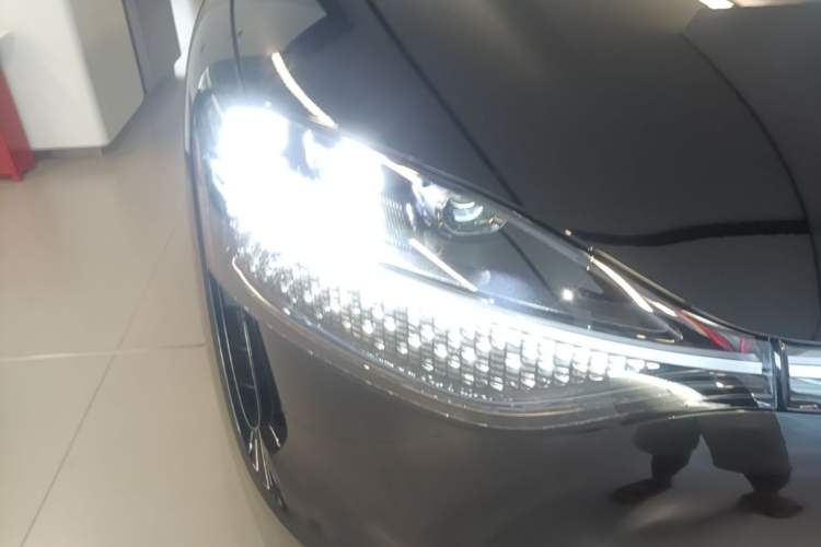 Used Hima AITO M9 2025 Extended-Range Ultra Version 52 kWh 6-Seater Right Front Headlight
