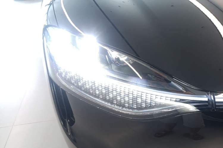 Used Hima AITO M9 2025 Extended-Range Ultra Version 52 kWh 6-Seater Right Front Headlight