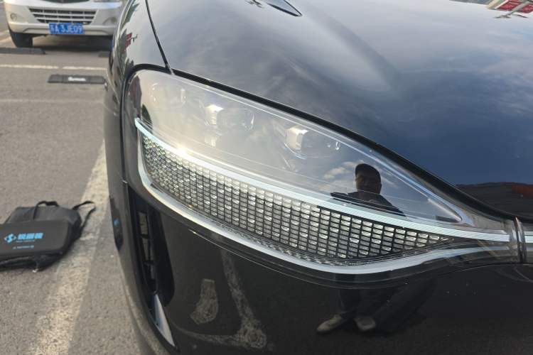 Used Hima AITO M9 2025 Extended-Range Max Version 52 kWh 6-Seater Edition Right Front Headlight