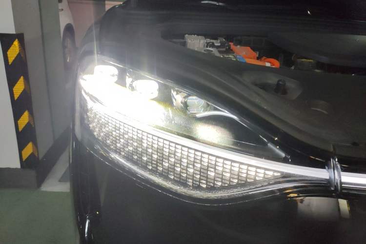 Used Hima AITO M9 2025 Extended-Range Ultra Version 52 kWh 6-Seater Right Front Headlight