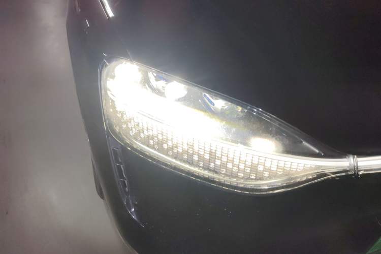 Used Hima AITO M9 2025 Extended-Range Ultra Version 52 kWh 6-Seater Right Front Headlight