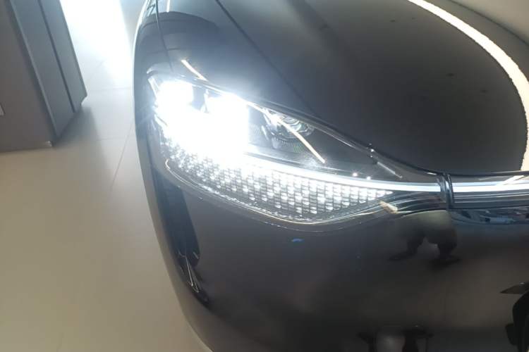 Used Hima AITO M9 2025 Extended-Range Ultra Version 52 kWh 6-Seater Right Front Headlight