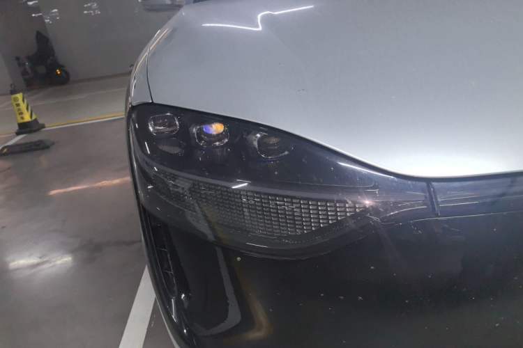 Used Hima AITO M9 2025 Extended-Range Ultra Version 52 kWh 5-Seater Edition Right Front Headlight