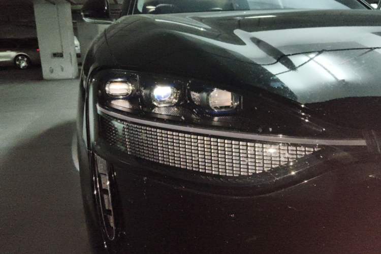 Used Hima AITO M9 2025 Extended-Range Max Version 52 kWh 5-Seater Edition Right Front Headlight