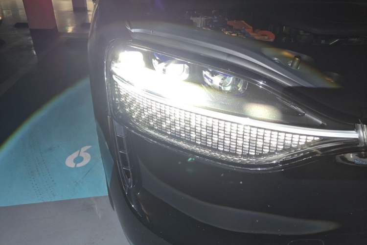 Used Hima AITO M9 2025 Extended-Range Ultra Version 52 kWh 6-Seater Right Front Headlight
