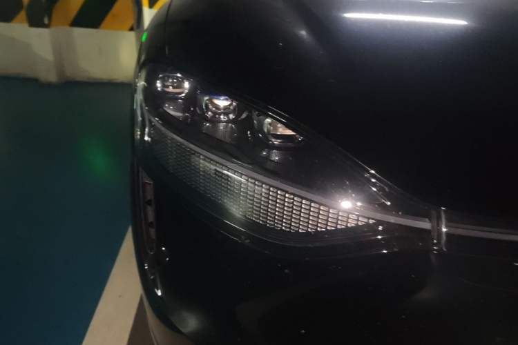 Used Hima AITO M9 2025 Extended-Range Max Version 52 kWh 6-Seater Edition Right Front Headlight