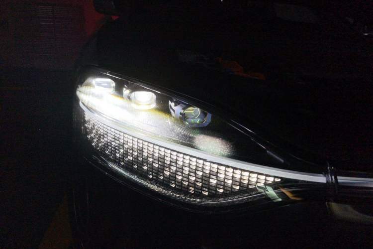 Used Hima AITO M9 2025 Extended-Range Ultra Version 52 kWh 5-Seater Edition Right Front Headlight