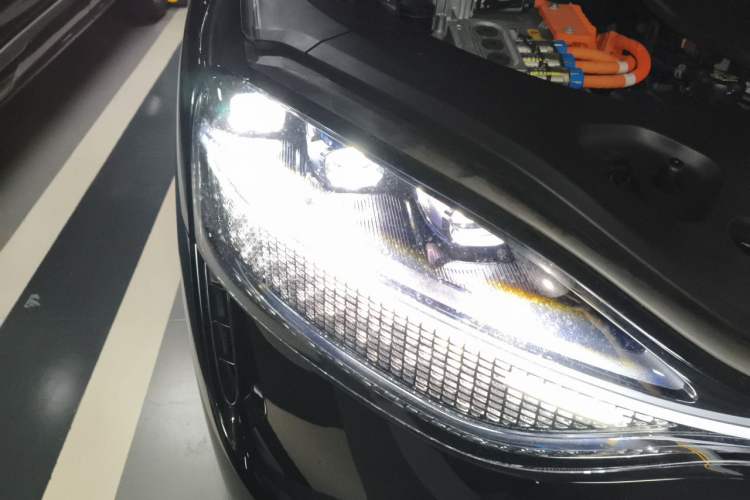 Used Hima AITO M9 2025 Extended-Range Max Version 52 kWh 5-Seater Edition Right Front Headlight