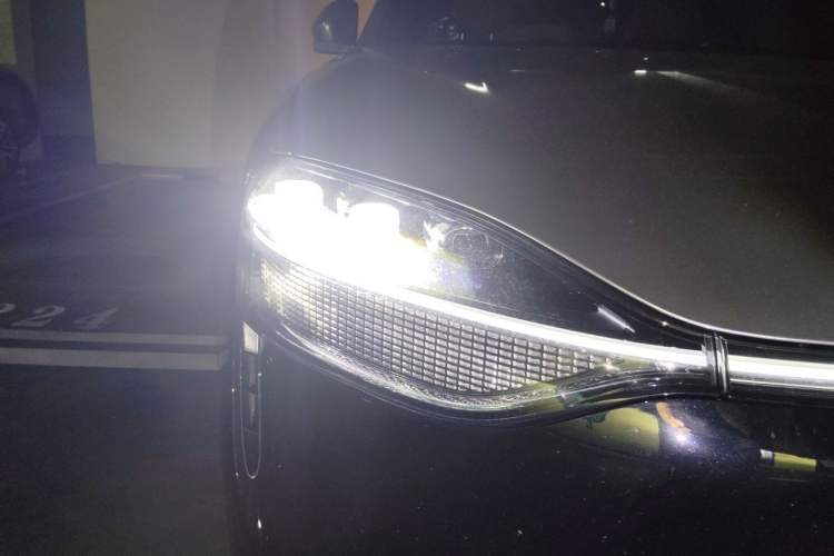 Used Hima AITO M9 2025 Extended-Range Ultra Version 52 kWh 6-Seater Right Front Headlight