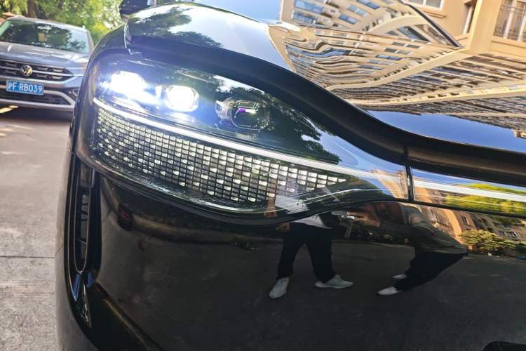 Used Hima AITO M9 2025 Extended-Range Ultra Version 52 kWh 6-Seater Right Front Headlight