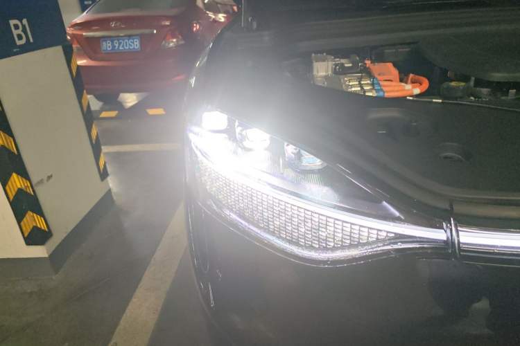 Used Hima AITO M9 2025 Extended-Range Ultra Version 52 kWh 6-Seater Right Front Headlight