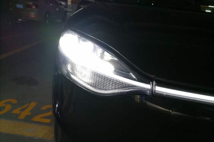 Used Hima AITO M9 2025 Pure Electric Ultra Version 100 kWh 6-Seater Model Right Front Headlight