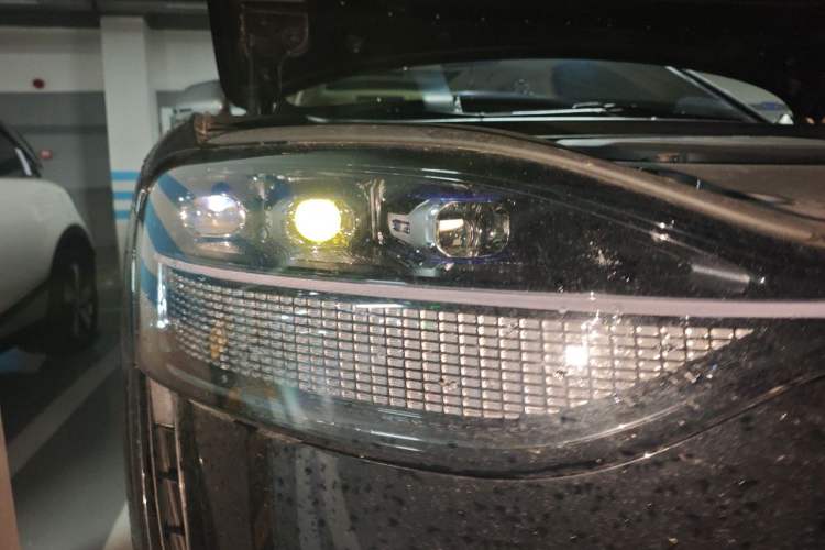 Used Hima AITO M9 2025 Extended-Range Ultra Version 52 kWh 6-Seater Right Front Headlight