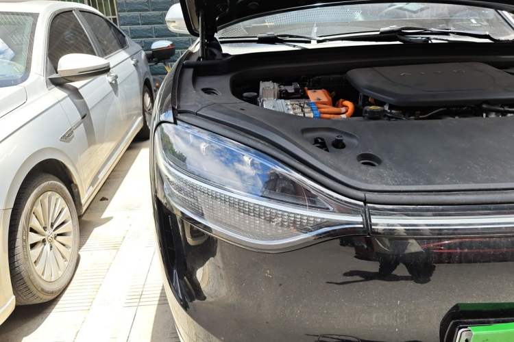 Used Hima AITO M9 2025 Extended-Range Max Version 52 kWh 5-Seater Edition Right Front Headlight