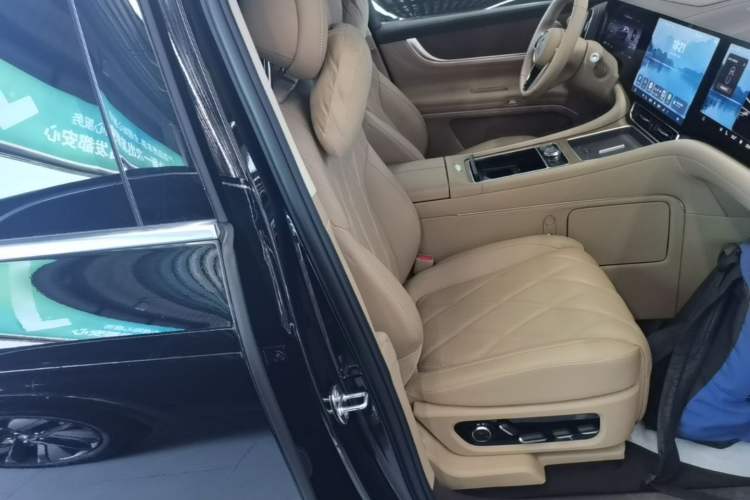 Used Hima AITO M9 2025 Extended-Range Ultra Version 52 kWh 6-Seater Right Front Seat