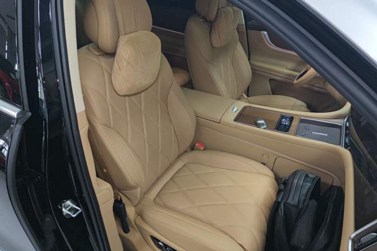 Used Hima AITO M9 2025 Extended-Range Ultra Version 52 kWh 6-Seater Right Front Seat