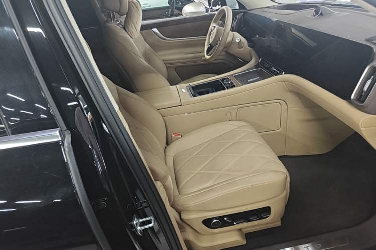 Used Hima AITO M9 2025 Extended-Range Ultra Version 52 kWh 6-Seater Right Front Seat