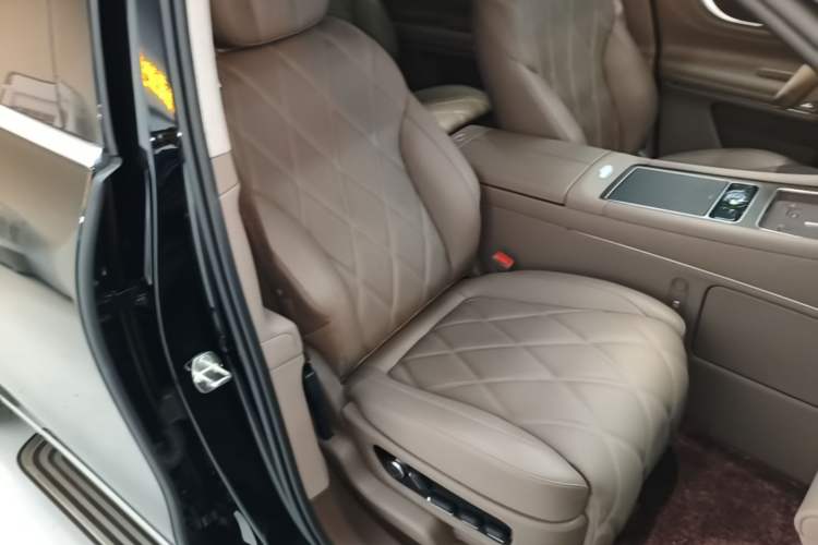 Used Hima AITO M9 2025 Extended-Range Ultra Version 52 kWh 6-Seater Right Front Seat