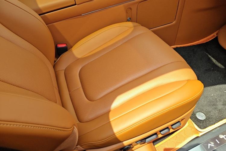 Used Hima AITO M9 2025 Extended-Range Max Version 52 kWh 6-Seater Edition Right Front Seat