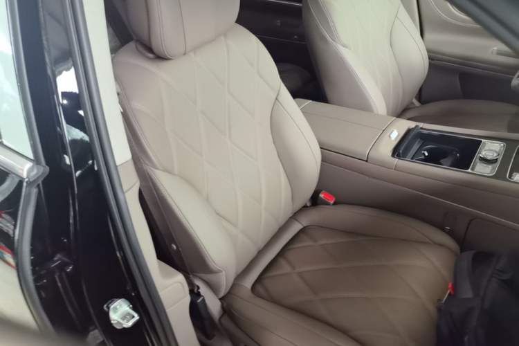 Used Hima AITO M9 2025 Extended-Range Max Version 52 kWh 6-Seater Edition Right Front Seat