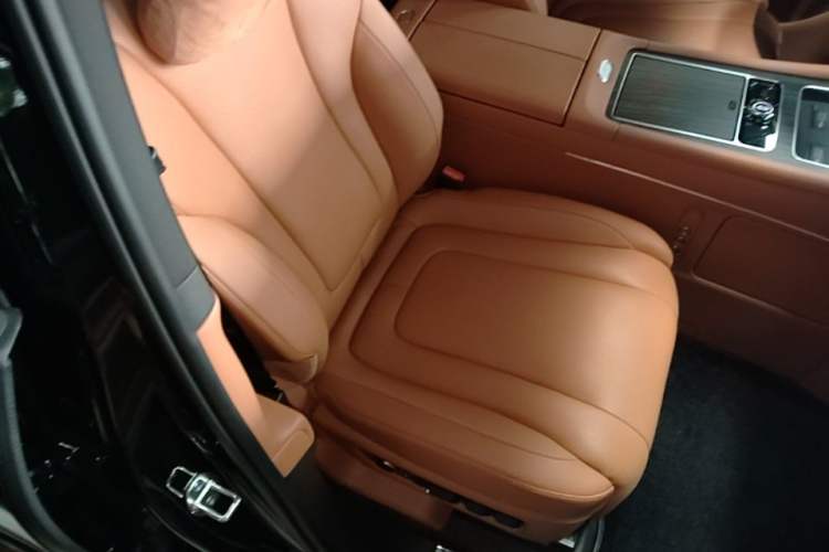 Used Hima AITO M9 2025 Extended-Range Ultra Version 52 kWh 6-Seater Right Front Seat