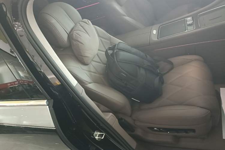Used Hima AITO M9 2025 Extended-Range Ultra Version 52 kWh 5-Seater Edition Right Front Seat