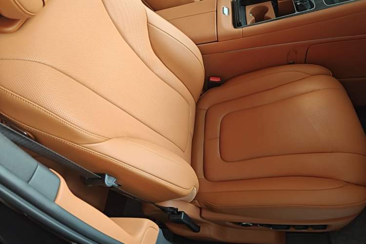 Used Hima AITO M9 2025 Extended-Range Ultra Version 52 kWh 6-Seater Right Front Seat