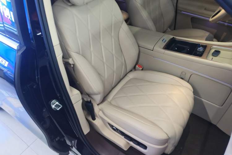 Used Hima AITO M9 2025 Extended-Range Ultra Version 52 kWh 6-Seater Right Front Seat