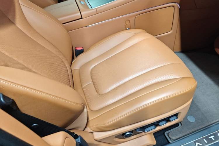 Used Hima AITO M9 2025 Extended-Range Max Version 52 kWh 6-Seater Edition Right Front Seat